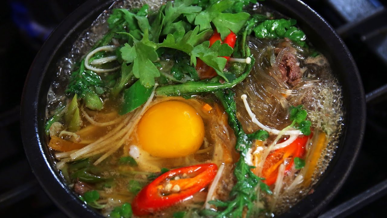 Bulgogi stew in an earthenware pot (Ttukbaegi-bulgogi: )