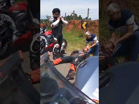 Areia na pista faz motociclista se perder na curva com uma CBR1000RR (ROLÊ SEM DESTINO) 💸