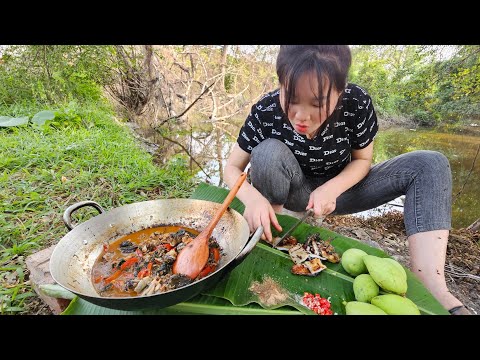 Survival cooking in the rainforest: Cooking frog in jungle #alone #survival