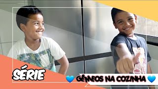 GÊMEOS  NA COZINHA / BOLO DE LARANJA FEITO POR ELES 😉