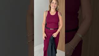 Vídeo adicional 6 do item Vestido Janete Marsala – Malha Canelada com Decote U e Fenda, Atemporal e Confortável