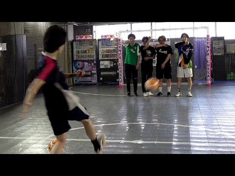 超絶天才神技仰天シュートを決める粗品