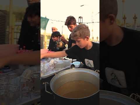 قبل شروق الشمس، يستيقظ أبو عباس ليخدم زائري الإمام الحسين(عليه السلام)في موكبه المتواضع بمدينة الفاؤ