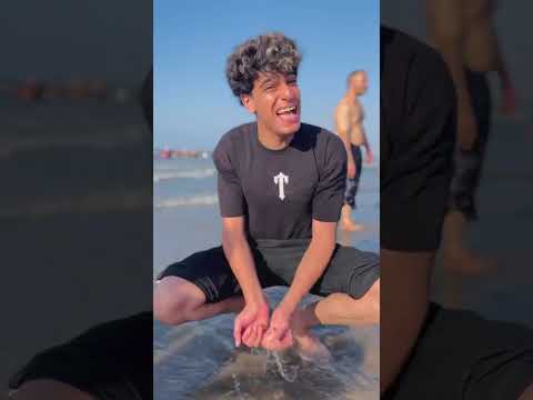 لما امك تروح معاك البحر😂😂