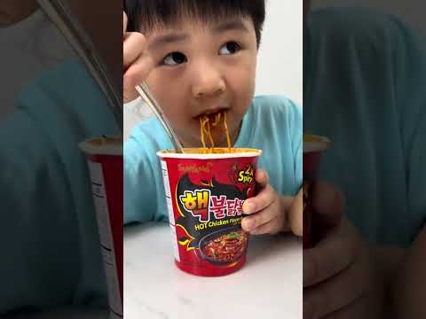 Bro tries Samyang 2x spicy
