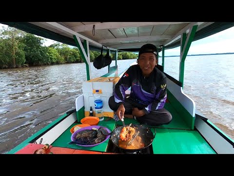 Masak tempoyak udang diatas perahu berjalan menuju pulang setelah mancing di sungai