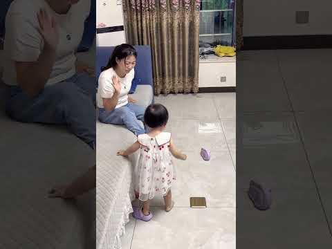 Mom was sleeping, and Nannan wanted her to get up and play with her. She never expected that she