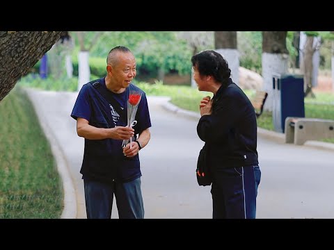 Secretly Giving Rose to a Couple | Social Experiment 男生们突然收到另一半送的玫瑰花会有什么反应？画面真的太甜了