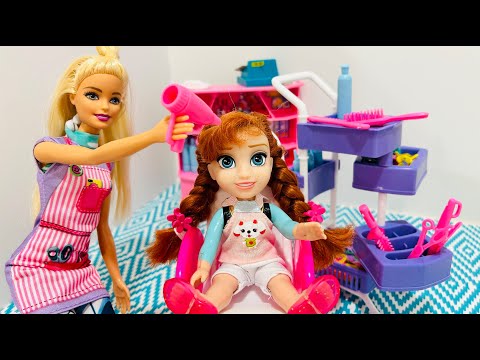 Barbie Beauty  Salon ! Elsa and Anna toddlers -  hair cut - hair do - BARBIE is the hairstylist