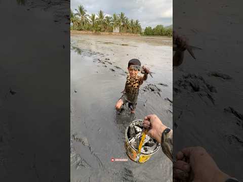 Mencari sisa ikan lomba dengan emak emak dapat satu ember ikan🤤🥰