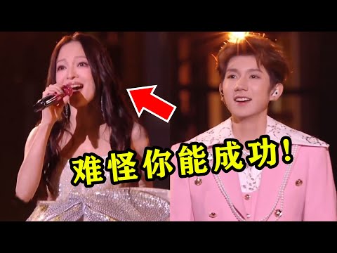 他们是怎么忍住不笑的？合唱舞台一旁有个捣乱的，还能唱这么稳？