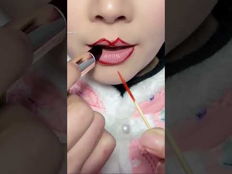 The right way to apply lipstick 💄😱 #shortsvideo
