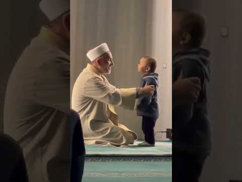 The kid jokes around with the Imaam, while Imam is reciting the Qur'an 😂 - Towards Eternity #shorts