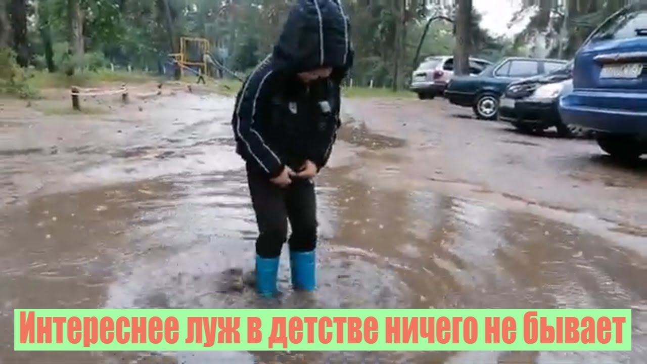 Очередная покупка в дом. Брат укладывает сестру спать и поёт ей песенки