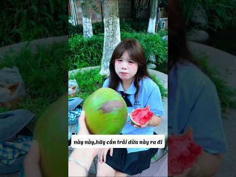 Em gái thách chị dùng răng cắn được quả dừa.#shorts