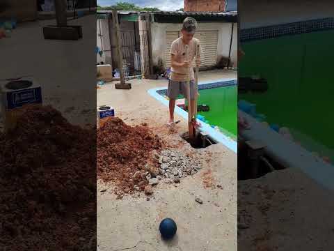 Pedro fez um buraco perto da piscina ! #shortsyoutube