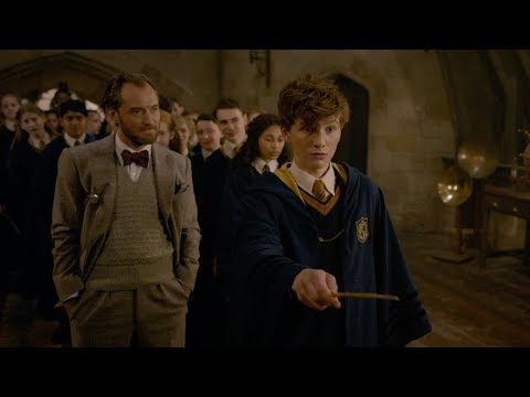 FANTASTIC BEASTS: THE CRIMES OF GRINDELWALD – Back To Hogwarts Featurette