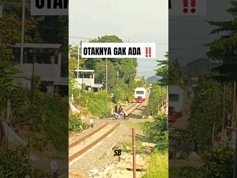 KERETA UDAH DEKAT MASIH NEKAT NEROBOS‼️Beginilah Akibatnya #keretaapi #railway #perlintasankeretaapi