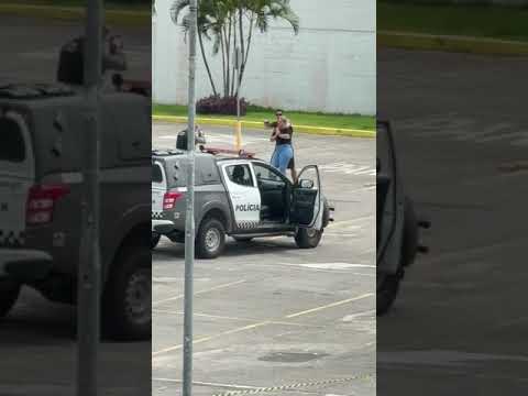 Homem faz mulher refém no shopping e BOPE negocia