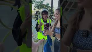 Mujer albañil se prueba el vestido de Karely Ruíz y luce espectacular