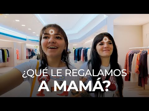 DOS HERMANAS INTENTANDO HACERLE UN REGALO A SU MAMÁ