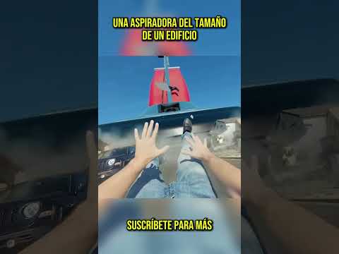 😱 Un hombre salva la ciudad de una aspiradora gigante #shorts