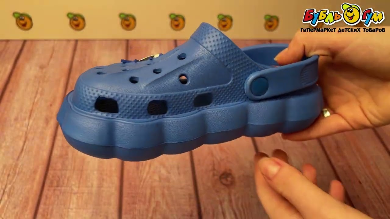 Шлепанцы Pasito пляжные со значком футбольный мяч синие - видео Шлепанцы Pasito пляжные со значком футбольный мяч синие - видео