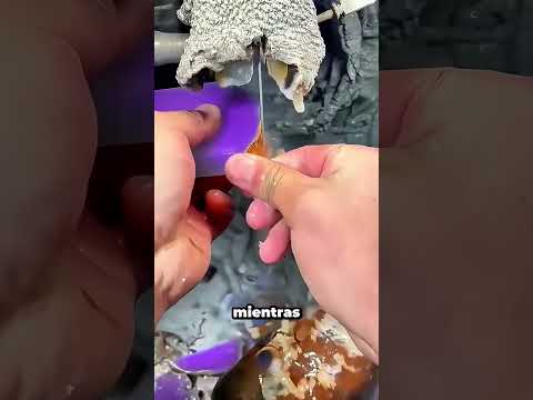 Así se pone una pulsera de jade que parece imposible