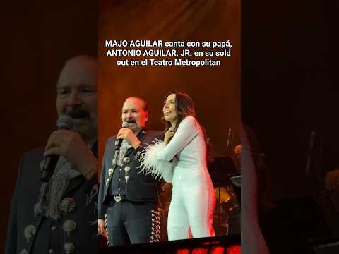 Majo Aguilar canta "Tristes Recuerdos" con su padre Antonio Aguilar Jr en el Teatro Metropolitan