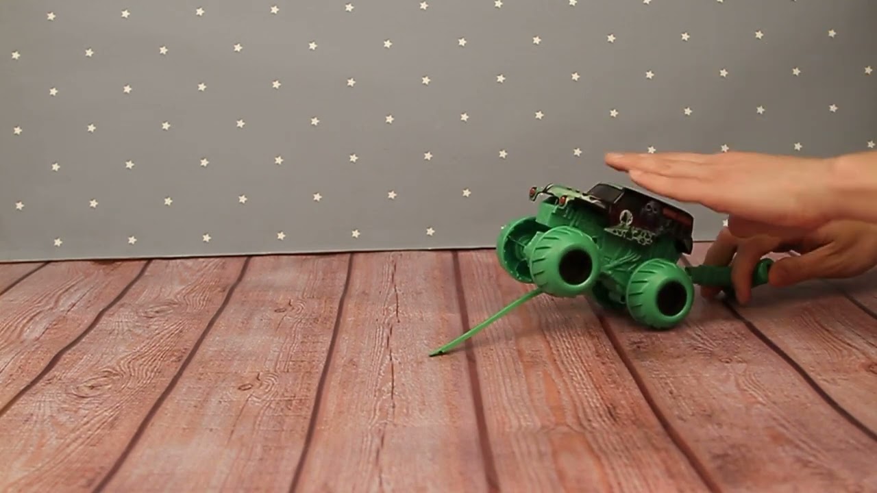 Машина MONSTER JAM GRAVE DIGGER вращающаяся 1:43 - видео