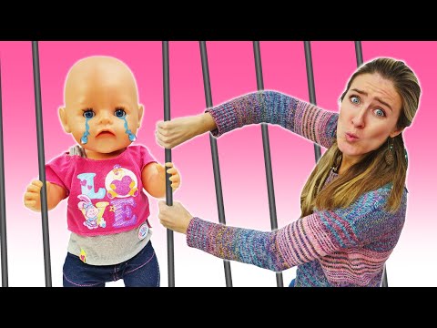 ¡¿Baby Born y su mamá están robando un cajero automático?!  Vídeos de juguetes bebés