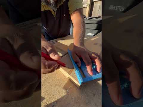 La mejor manera de encajar dos ángulos en diferente madera #shortvideo  #contruccion ￼#carpinteria