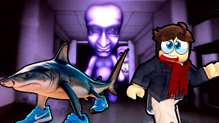 Un MONSTRE nous CHASSE dans l'ECOLE sur Roblox !