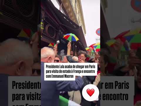 Recebido com festa, Lula veste lenço palestino ao chegar em Paris