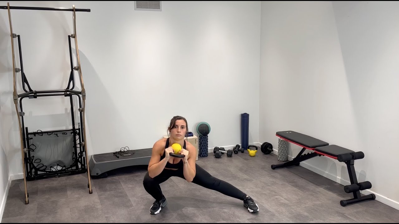 Fente latérale en gobelet avec kettlebell