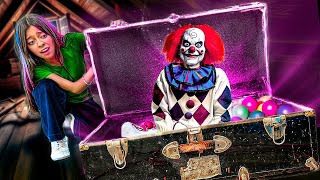 ¡ENCONTRE un PAYASO VIVO DENTRO del COFRE del ATICO! | Princesa Vale