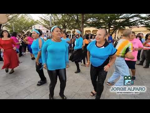 Las chicas pop la sensación de la #plazalibertad moviendo el cuchumbo con sabor.