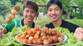 ลูกชิ้นไส้กรอก ราดนํ้าจิ้มรสเด็ดๆมาแล้วครับ.