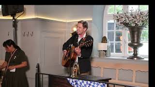 Überraschungsgast auf der diesjährigen Pressekonferenz - Musikeinlage auf Wiesn-Pressekonferenz (Video: Nina Eichinger) Video: Überraschungsgast auf der diesjährigen Pressekonferenz - Musikeinlage auf Wiesn-Pressekonferenz (Video: Nina Eichinger)