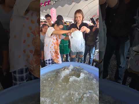 สนุกกันใหญ่ ตักกุ้งครั้งละ 1OO. ที่ตลาดพี่ญาคนรุม คลองสาม ปทุมธานี #shorts #thaifood