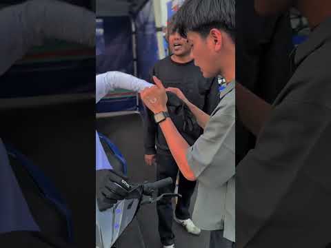 Lucu kali Abang adek ini. Auladi mode balapan drag race