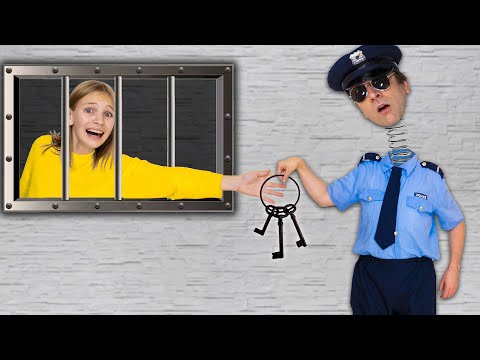 Авелина и Амелия покупают робота-полицейского, веселье с Акимом