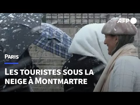 Touristes et Parisiens se promènent sous la neige à Montmartre | AFP Images