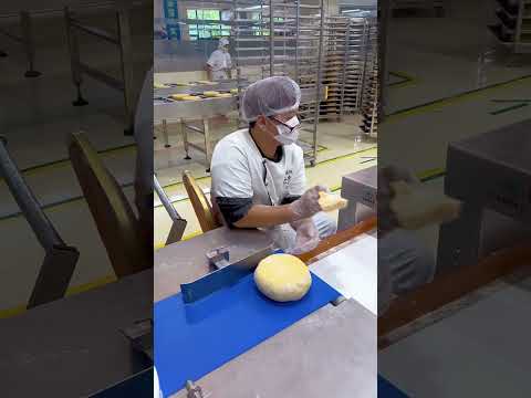Daily work on the production line of the five-nut mooncake factory #bakery #streetfood