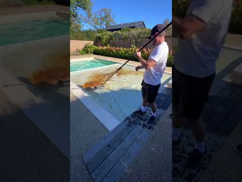 Limpando a piscina suja e capa #satisfy #limpeza #pool #piscinas video com @thepoolguyml #viral