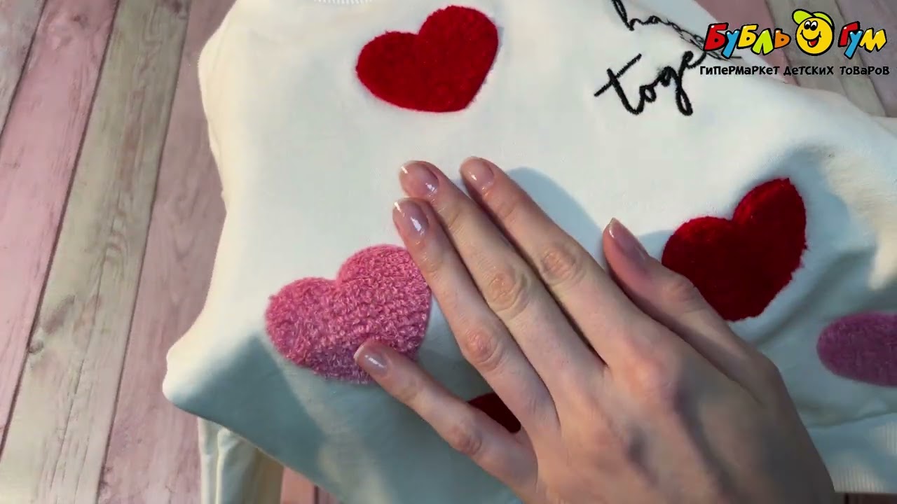 Толстовка Lanson Kids с алыми сердцами и надписью белая - видео