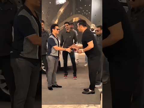 क्रिकेटर सचिन तेंदुलकर से मिले सांसद रवि किशन @RaviKishanOfficial #viralvideo #sachintendulkar