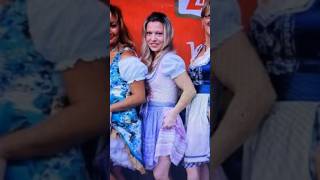 Светлана Шатунова отдыхает с подругами на празднике.