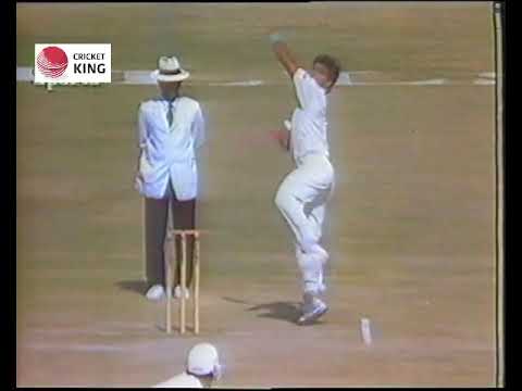 Waqar Younis Unplayable Fast Bowling against Ken Rutherford in Lahore | New Zealand in Pakistan 1990