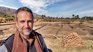 COMO CONSTRUIR UNA CASA A LA DISTANCIA Y NO MORIR EN EL INTENTO